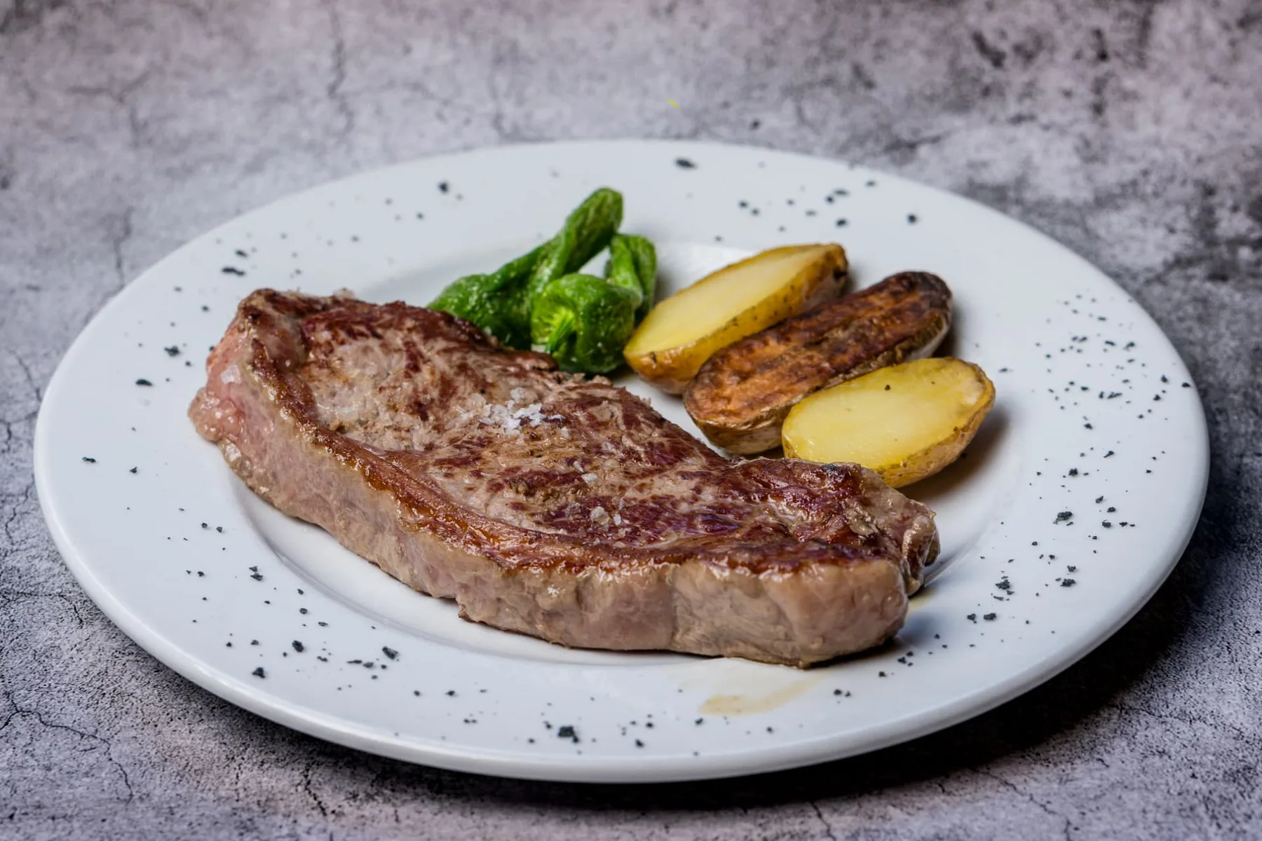 Entrecot a la parrilla con patatas y pimientos