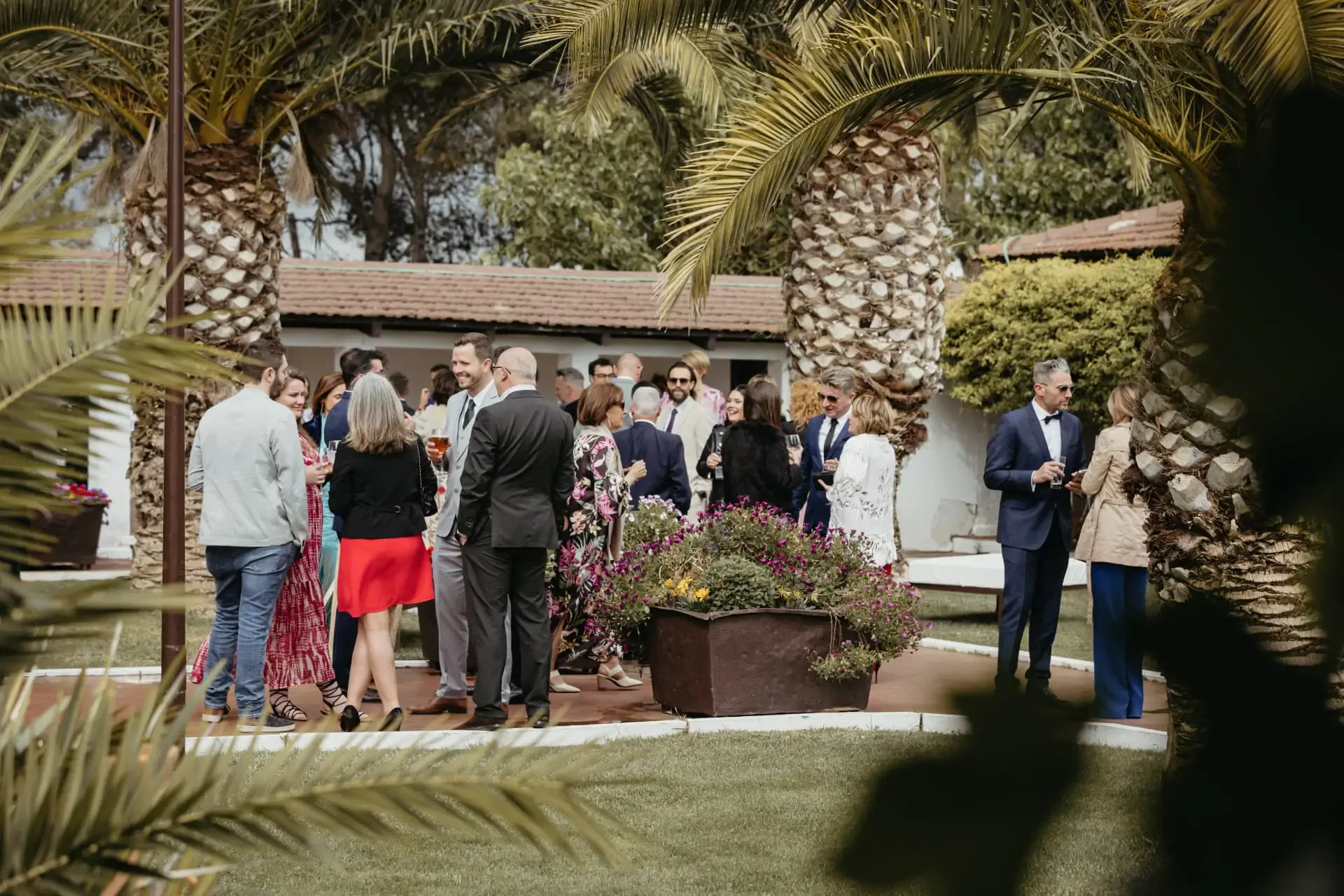 Recepción de un evento al aire libre en un patio entre palmeras