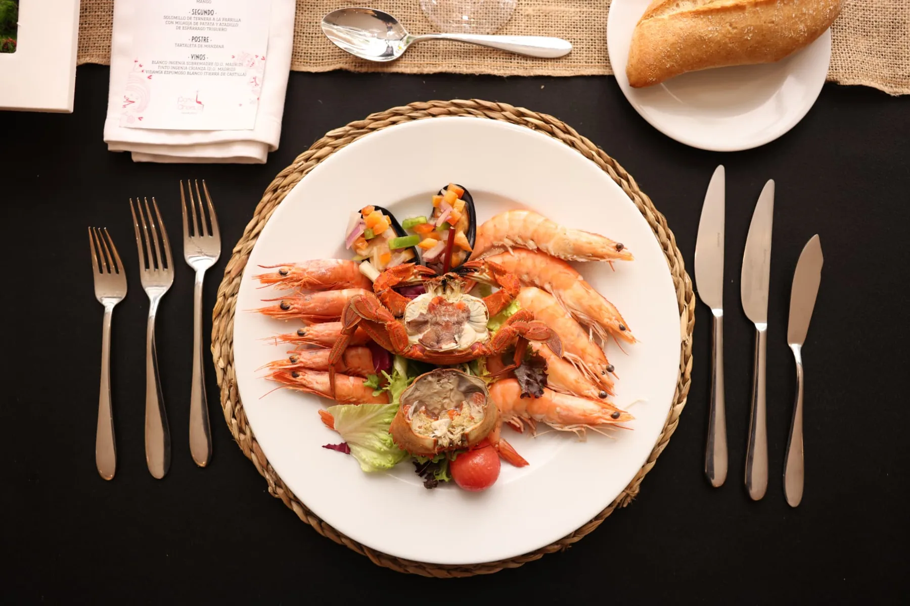 Plato de marisco con langostinos, nécoras y ensalada en una degustación
