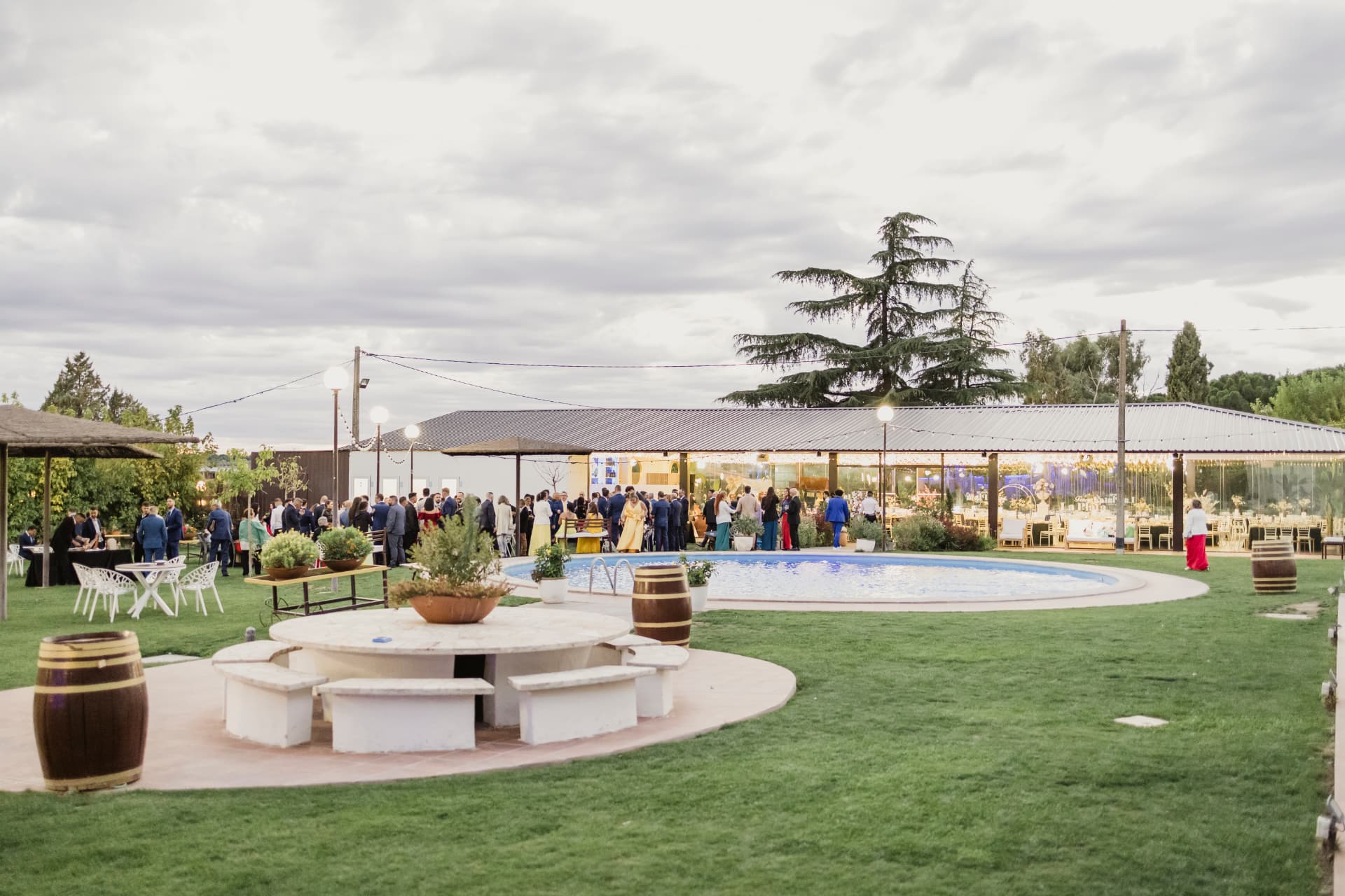 Cóctel de boda al aire libre junto a la piscina circular de Finca La Plata