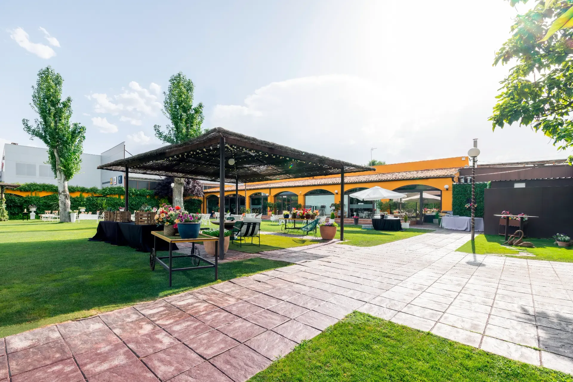 Jardín con pérgola y zona de cóctel de Finca La Ribera