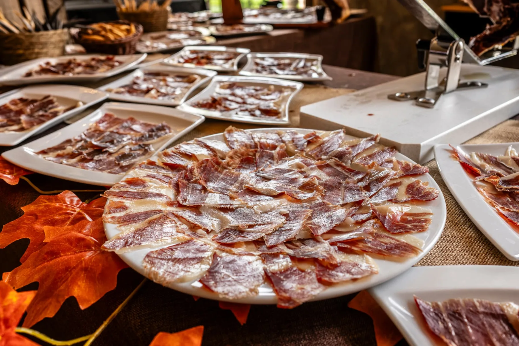 Corte de jamón ibérico en el cóctel de Ribera II