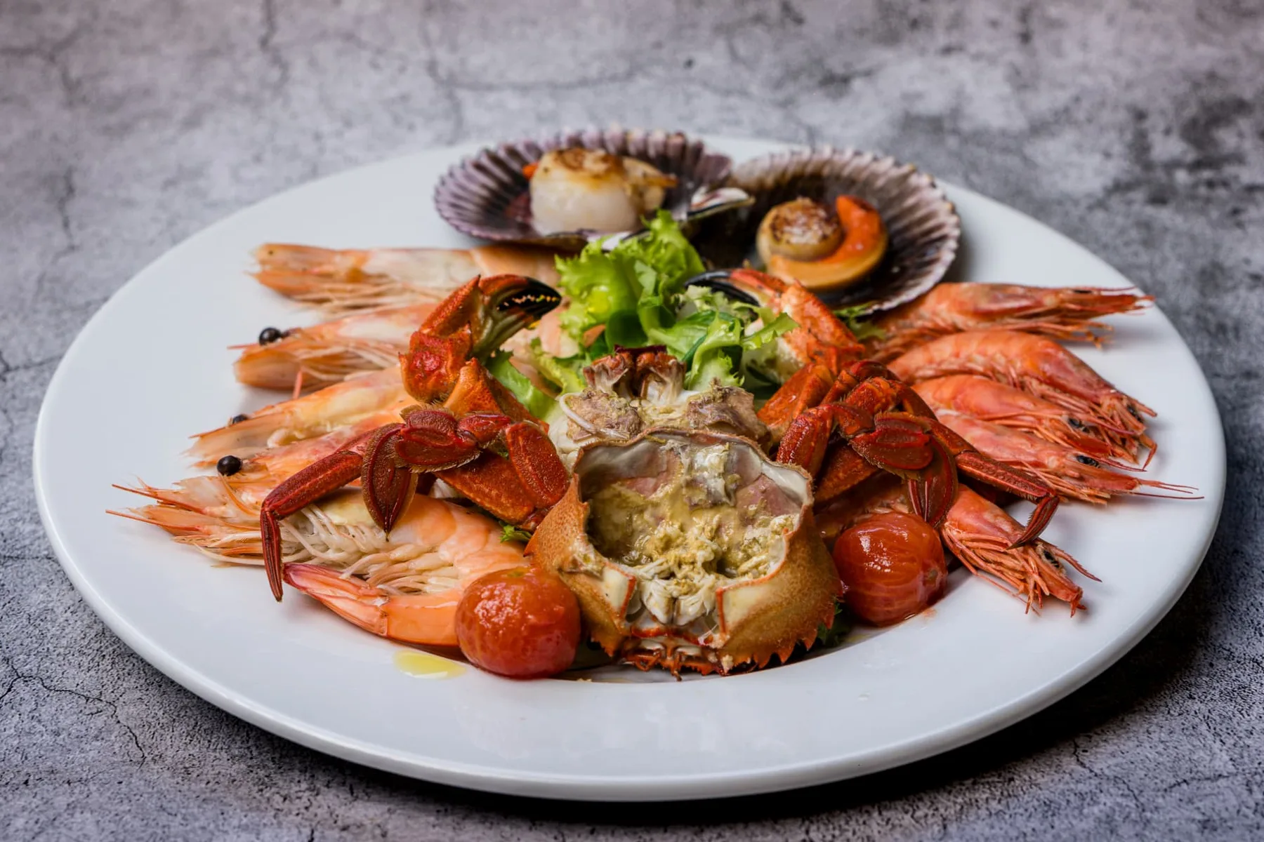 Mariscada con langostinos, vieiras y centollo