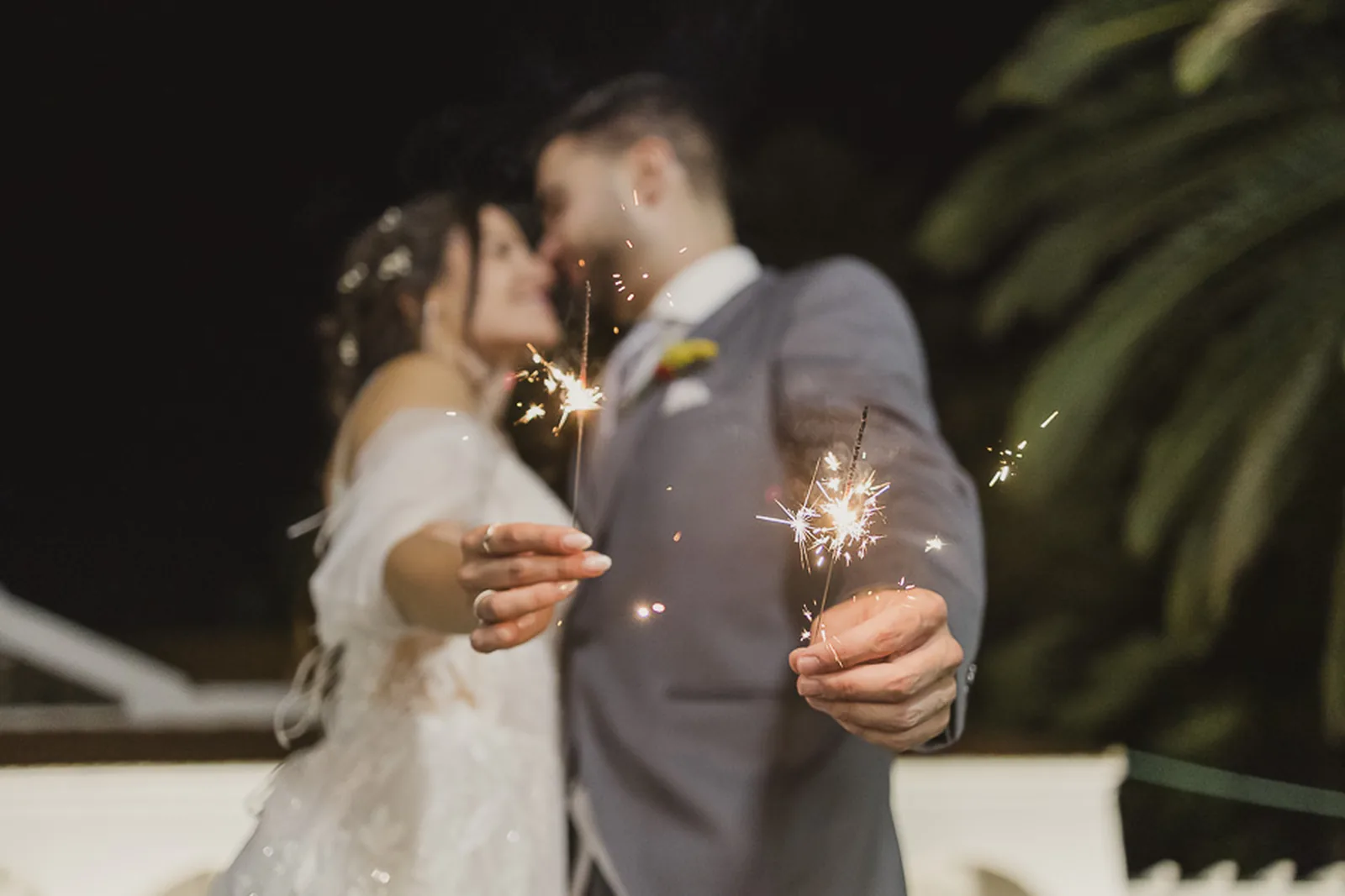 Novios celebrando con bengalas durante su boda nocturna