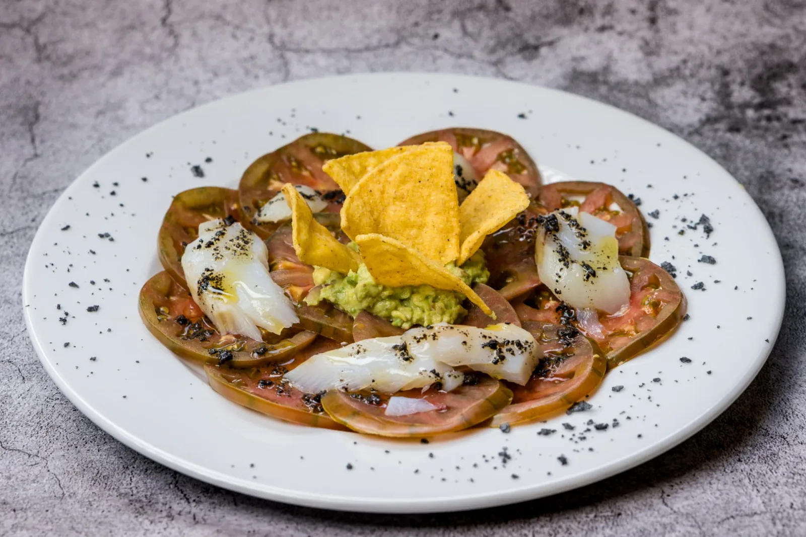Carpaccio de tomate ibérico con bacalao y guacamole