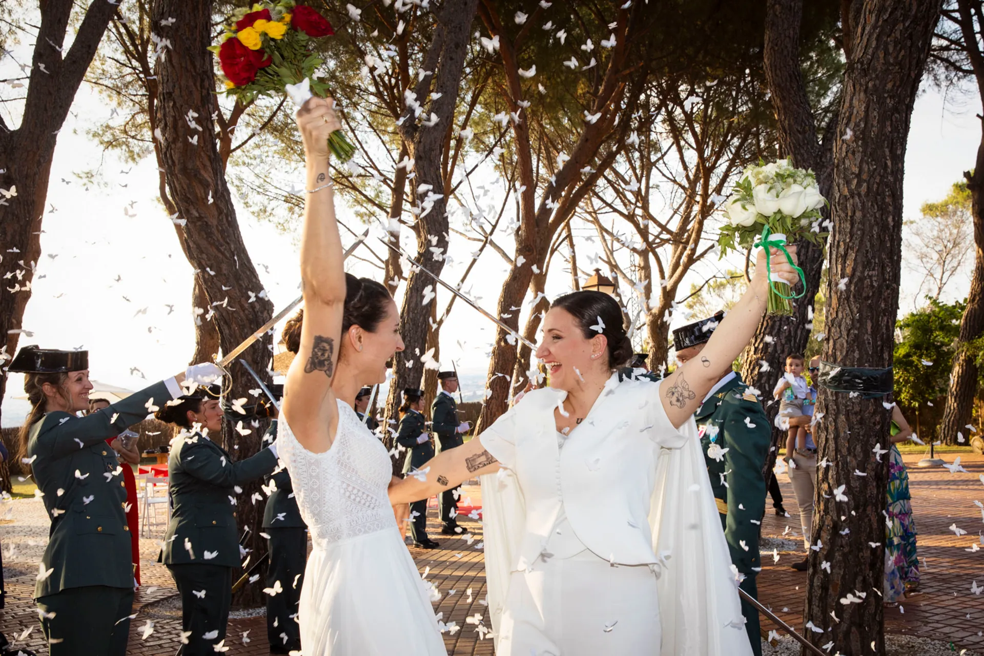 Salida de las novias entre confeti en el pinar de Gurugú II