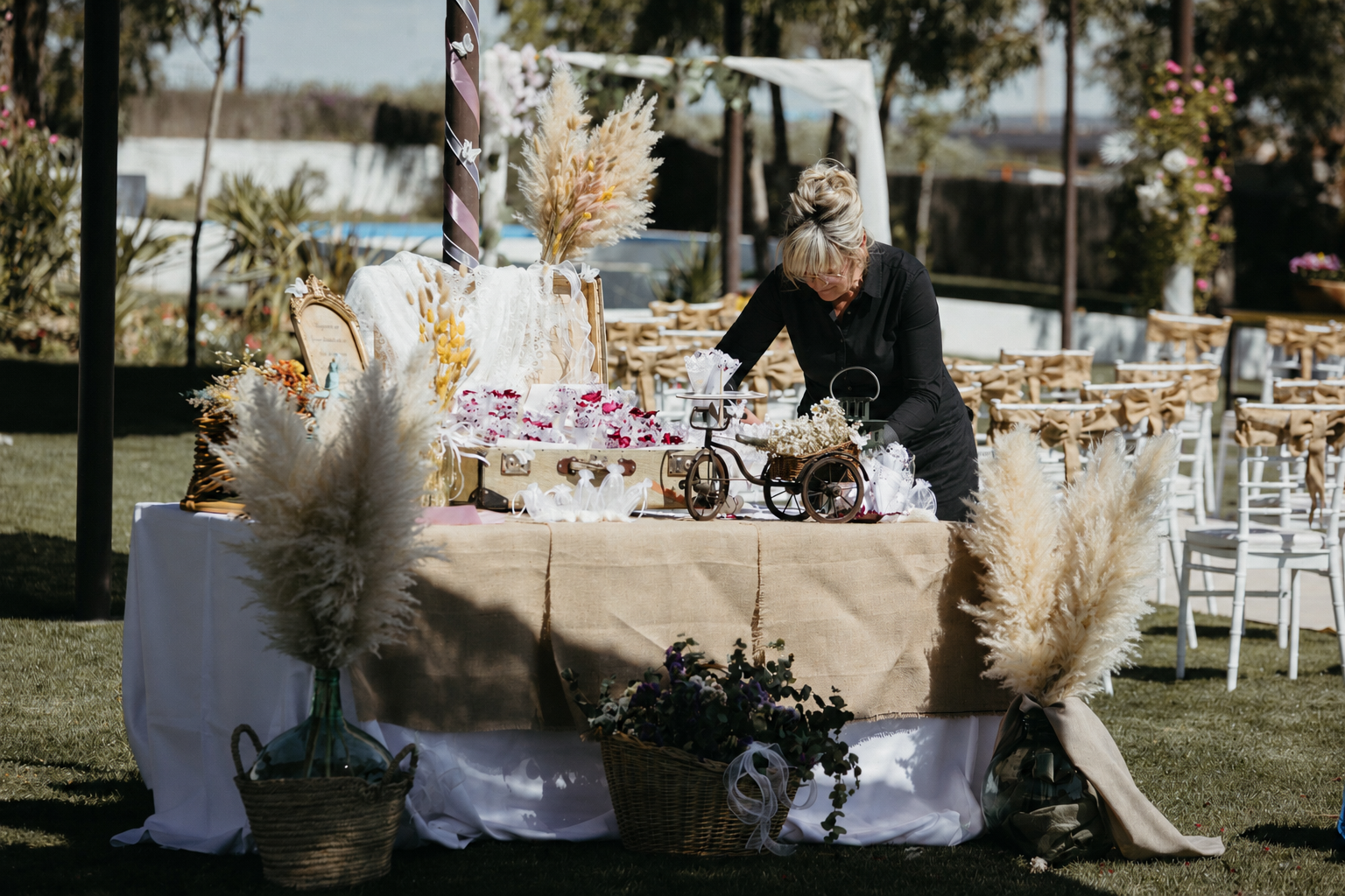 Equipo de InBodas preparando los últimos detalles de una boda en una finca de Madrid