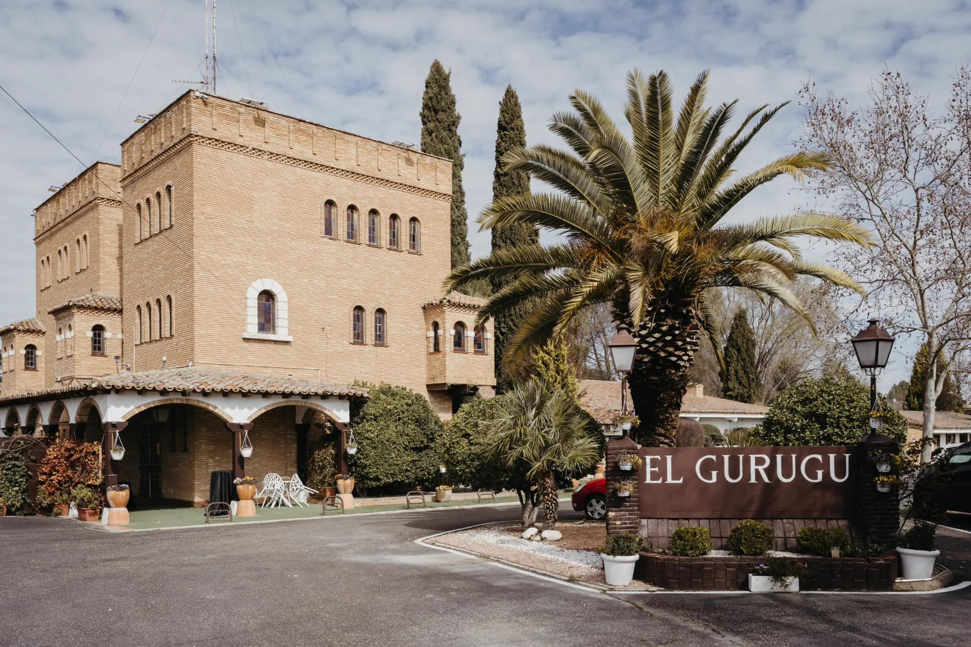 Entrada de Finca Gurugú con su emblemática palmera