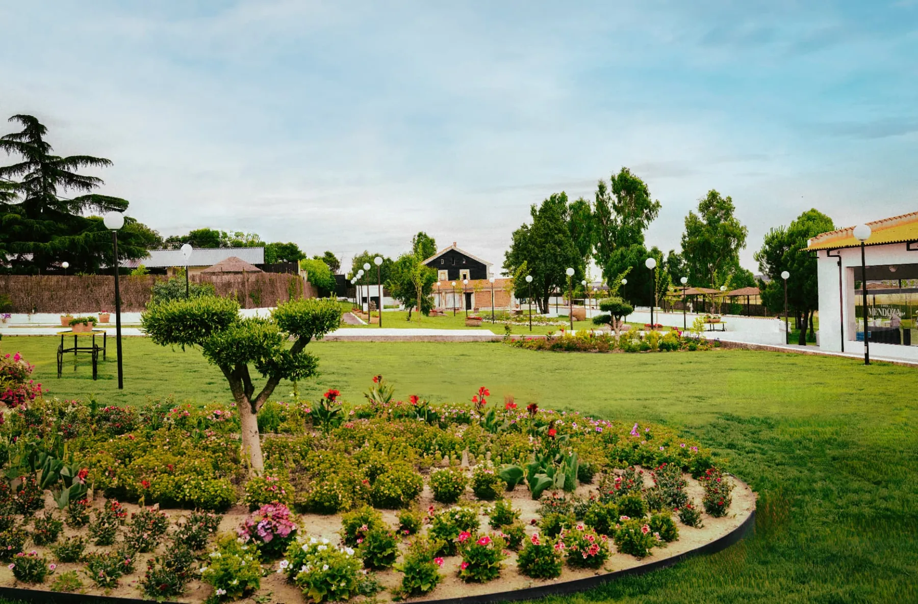 Jardines de una finca con amplias zonas verdes para eventos al aire libre