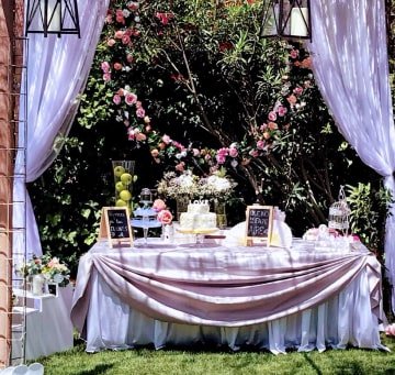 Altar de boda decorado con cortinas