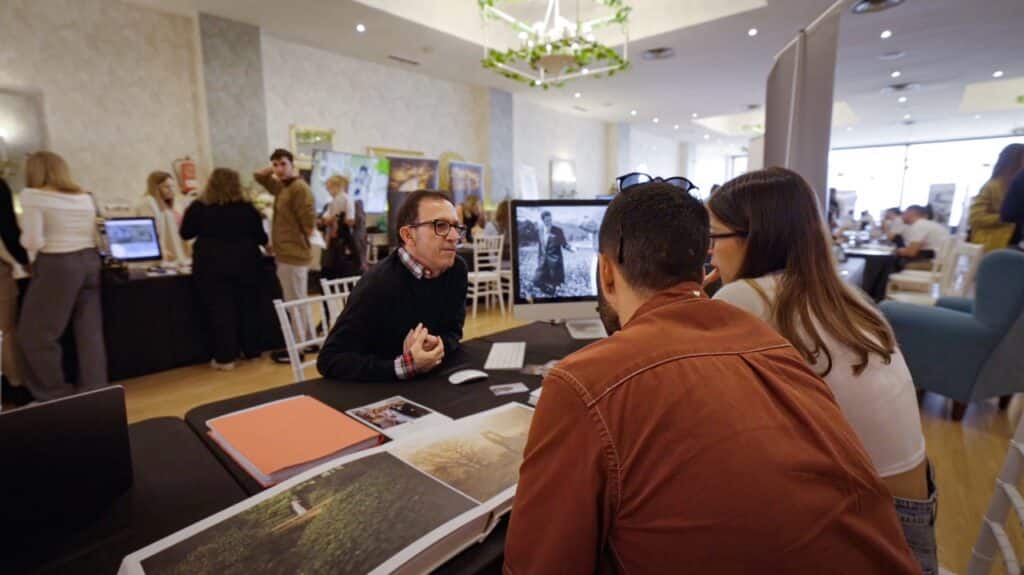 Lo Mejor de Nuestra Feria de Proveedores en Finca La Ribera 3 Asistentes a "Feria de Proveedores" organizada por InBodas en la Finca de La Ribera en Aranjuez informandose sobre las promociones exclusivas de fotógrafos para su boda