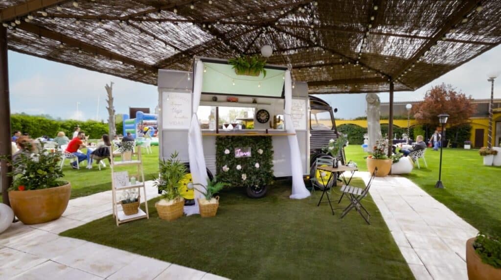 Lo Mejor de Nuestra Feria de Proveedores en Finca La Ribera 2 Foto en del exterior de la Finca de La Ribera en Aranjuez con una foodtruck para eventos como bodas