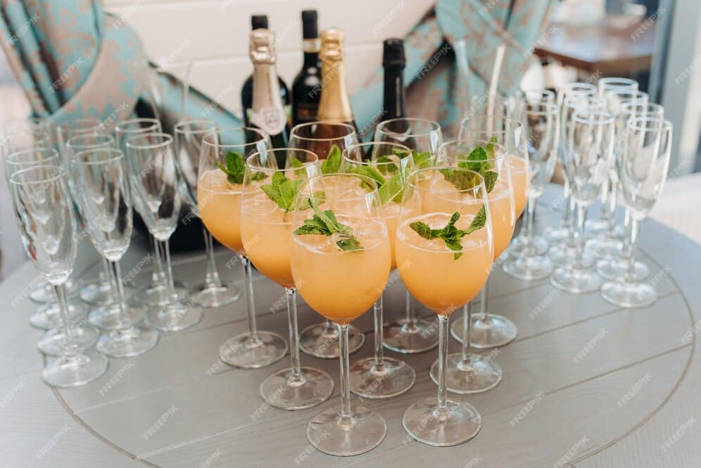 Consejos para el día de tu Boda si hace mucho calor, manteniendo la comodidad y el estilo 2 cocteles amarillos hojas menta vasos sobre mesa interior 414434 93