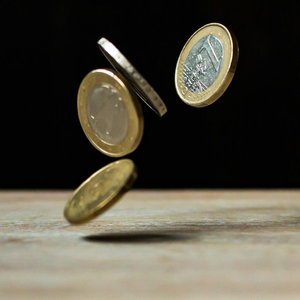 Guía definitiva para organizar una boda low-cost sin perder estilo 1 Coins on Brown Wood