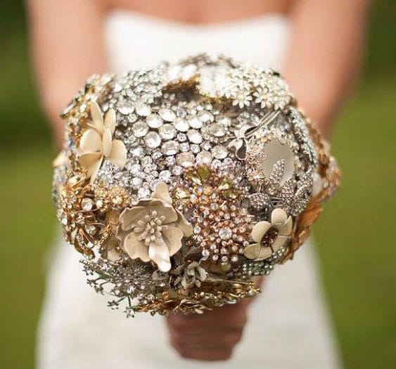 Alternativas al clásico ramo de novia: Ideas creativas y sostenibles para tu boda 2 ramo de novia con broches antiguos 0