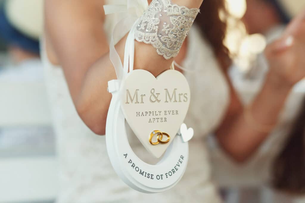 Ideas de entretenimiento para el día de tu boda 1 paper heart mr mrs happily ever after horseshoe promise forever hang bride s wirst
